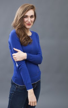 konfor için yumuşak katlanmış kolları ile poz çekici genç kadın