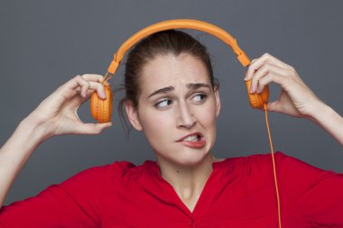 güzel genç kadın çığlık, müzik baş ağrısı veya tinnitus muzdarip