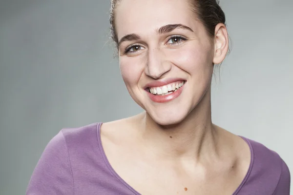 Atraente jovem mulher sorrindo para o bem-estar e brilho da pele — Fotografia de Stock