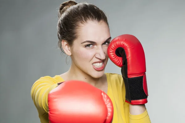 Attractive 20s woman fighting for success or revenge — Stock Photo, Image