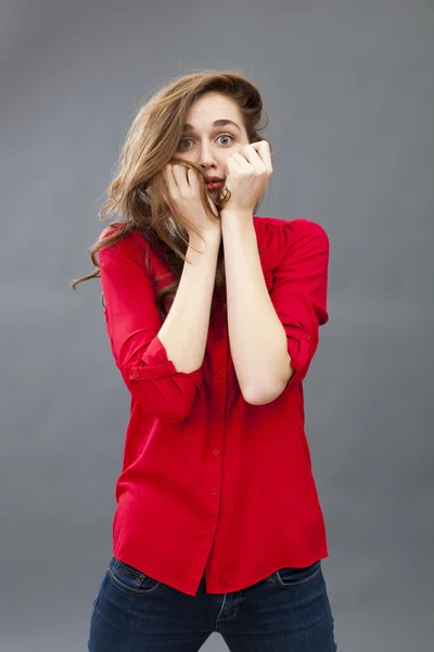 Asustada joven protegiéndose con el pelo largo —  Fotos de Stock