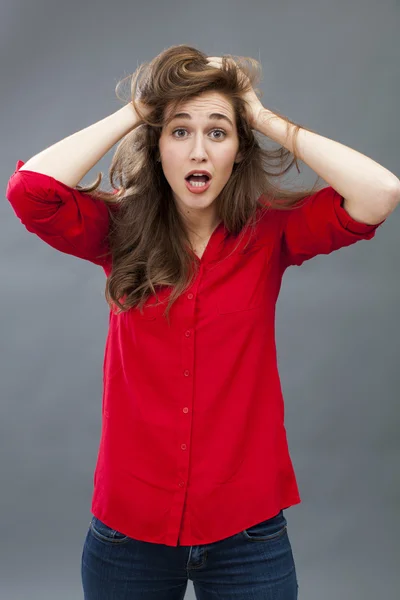 Loco 20s chica desordenando su cabello para sorpresa — Foto de Stock