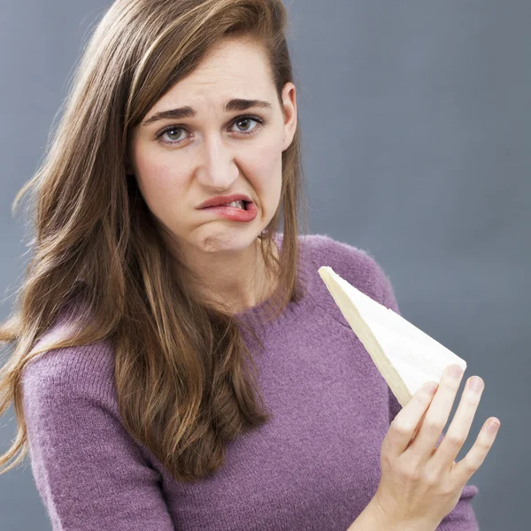 Mujer de 20 años disgustada con la idea de comer queso — Foto de Stock