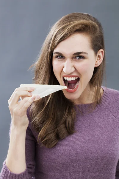 Toothy 20s menina gostando de comer queijo de leite para a energia e comida apetitosa — Fotografia de Stock