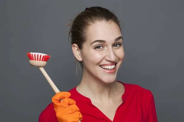 Bela jovem mulher desfrutando de limpeza doméstica ou lavar pratos — Fotografia de Stock