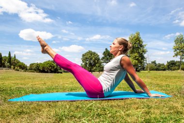 aktif genç sarışın kadın tonda bacaklarını egzersiz