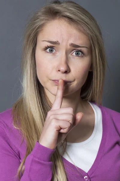 Pensando mujer joven queriendo mantener las cosas tranquilas y confidenciales — Foto de Stock