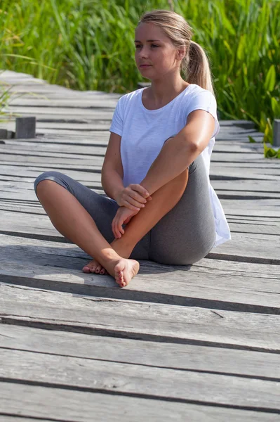 20-летняя блондинка наслаждается отдыхом на открытом воздухе — стоковое фото