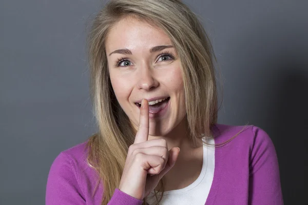 Jeune femme effrontée jouant comme un enfant pour garder les choses secrètes — Photo