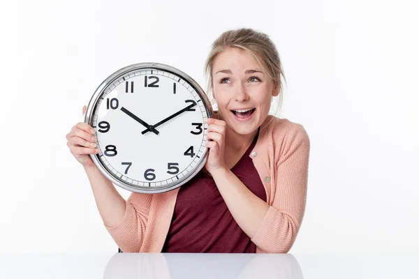 Opgewonden mooie jonge blonde vrouw die houdt van een klok — Stockfoto