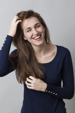 saç bakım kavramı gülen genç kadın