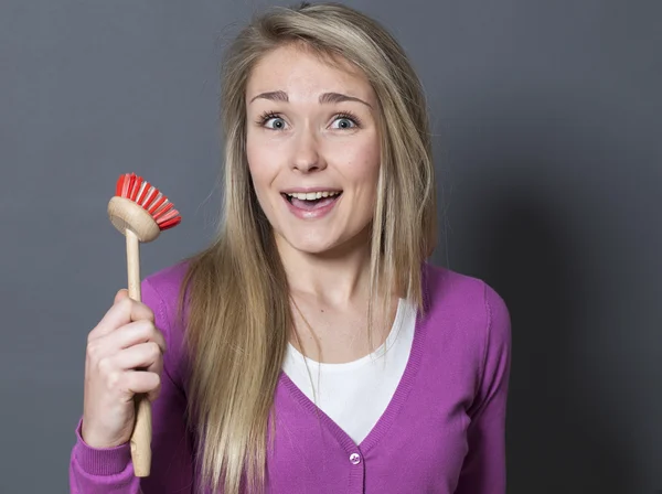 Sorprendida chica de 20 años de acuerdo para la limpieza de platos —  Fotos de Stock