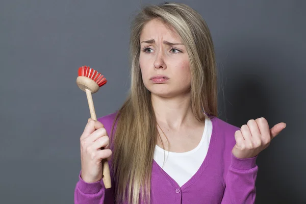 Puting 20s chica con cepillo de platos en la mano aburrido en el lavado y la limpieza — Foto de Stock