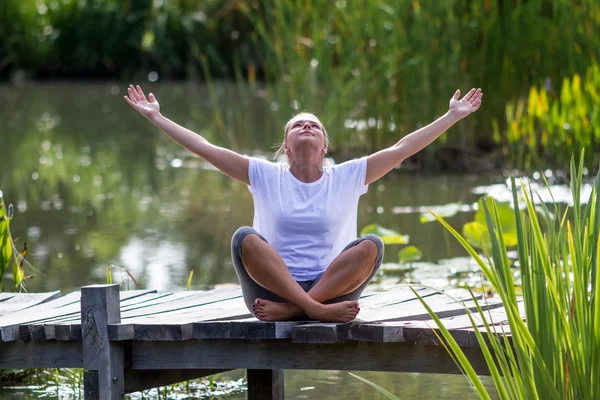 Zen 20s ragazza bionda godendo di aria fresca, ambiente stagno — Foto Stock