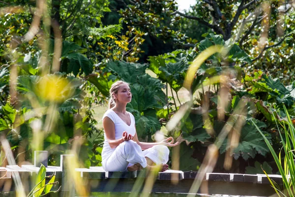 Zen 20er Jahre blondes Mädchen betet, Wasser Umwelt — Stockfoto