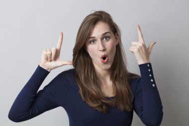 güzel 20'li yaşlarda bir Lol eğlence ve mizah ile zevk kız