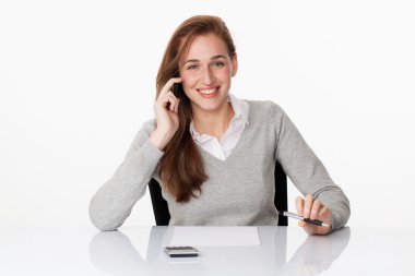 dostu 20s iş kızı masada telefonda konuşurken