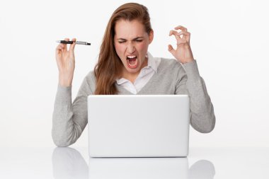 seyrek beyaz masada pc yazma 20s kadın bağırarak