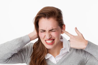 Gürültü veya tinnitus sorunları için 20s kadın diş gıcırdatma
