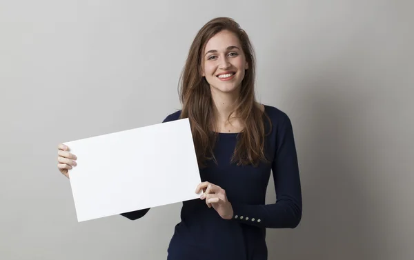 Alegre 20s mujer haciendo un anuncio en la visualización de un inserto blanco delante de ella — Foto de Stock
