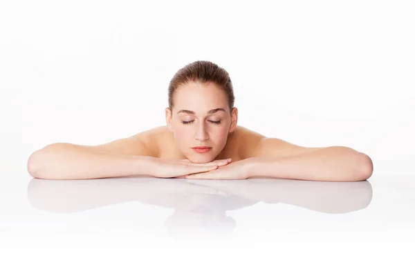 Concepto de masaje, feminidad y cuidado de la piel con la mujer de 20 años relajante —  Fotos de Stock