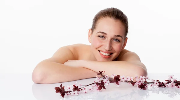 Sonriente hermosa chica posando para la belleza natural y el tratamiento de mimos —  Fotos de Stock