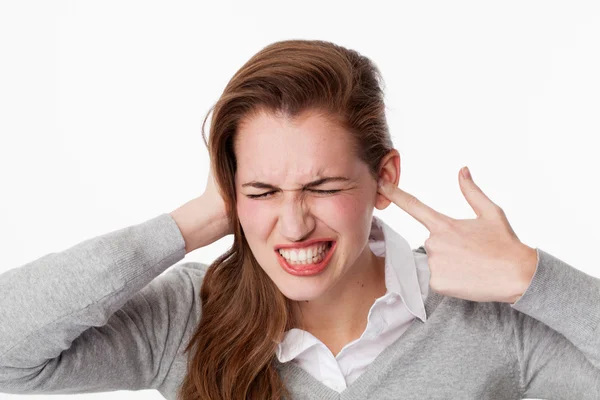 20s mulher dentes moagem para problemas de ruído ou zumbido — Fotografia de Stock
