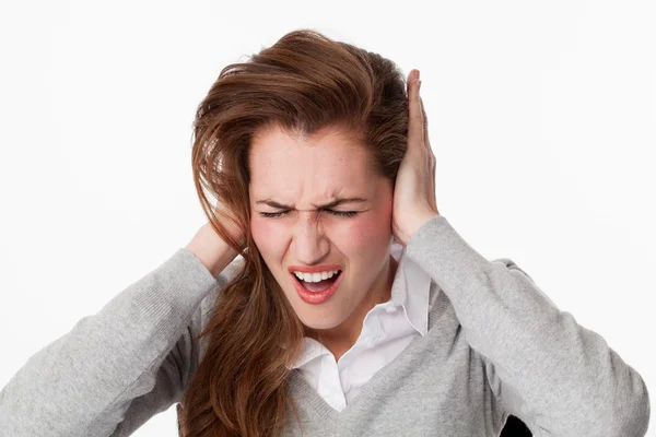 Zwanzigerin wird wütend auf Tinnitus oder laute Musik — Stockfoto