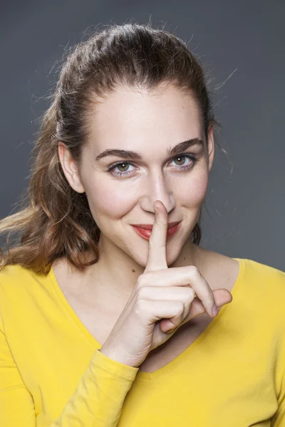 Adorable joven pidiendo guardar silencio para discreción — Foto de Stock