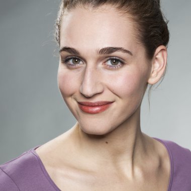 mutlu genç kadın sağlıklı yaşam ve cilt parlaklık için gülümseyen