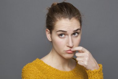 şüpheli görünümlü genç kadın sorgulama, karışıklık ve güvensizlik ifade