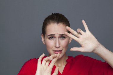 ağlayan genç kadın şiddet veya stresli fobi kendini korumak