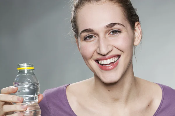 Rindo 20s menina refrescando-se com água fresca zesty — Fotografia de Stock