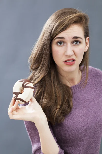 Ongelukkig 20s vrouw walsen op het idee van het eten van te veel zoet, vet en bewerkte voedsel — Stockfoto