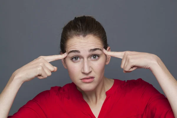 Woedend jonge vrouw die Mind verwarring uitdrukt met gek hand gebaar — Stockfoto