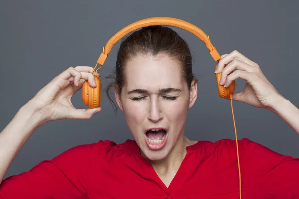 Vacker ung kvinna skriker, lider av musik huvudvärk eller tinnitus — Stockfoto