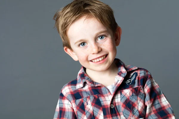 Feliz niño de 5 años de edad preescolar masculino con ojos azules sonriendo — Foto de Stock