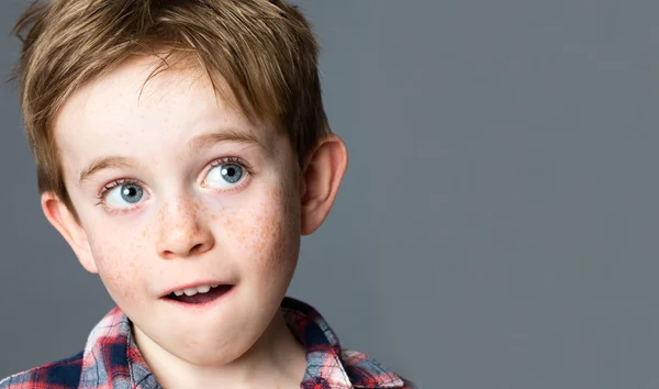 Vackra röda hår förskolebarn med fräknar tittar upp dagdröm lite — Stockfoto