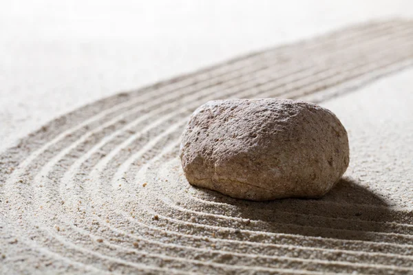 Piedra sobre olas sinuosas para concepto de serenidad o belleza —  Fotos de Stock