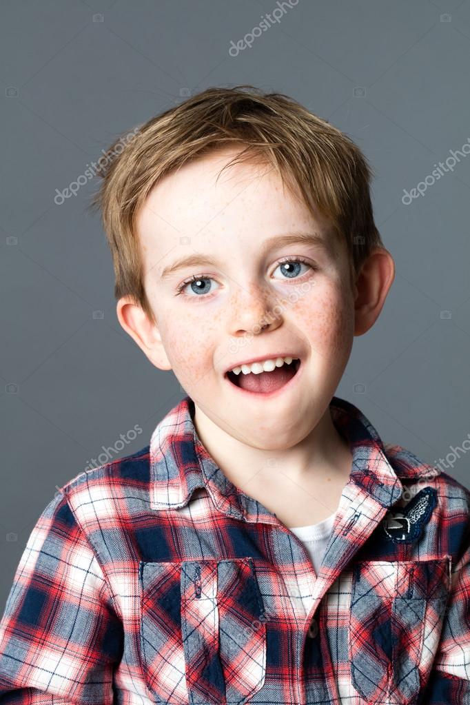 そばかすと遊ぶ青い目の若い子供の肖像画 ストック写真 C Studiograndouest