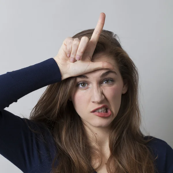 Irritado 20 's mulher acusando-se ou alguém com L perdedor mão gesto — Fotografia de Stock