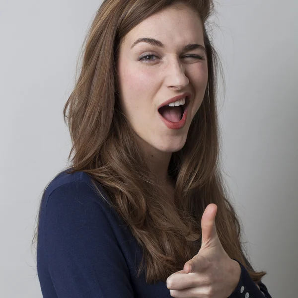 seksi 20'li yaşlarda esmer başarı için göz kırpıyor