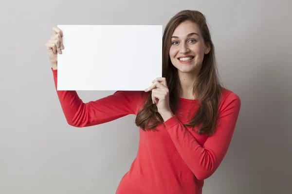 Emocionado 20s chica disfrutando de hacer un anuncio en la visualización de un inserto en blanco — Foto de Stock