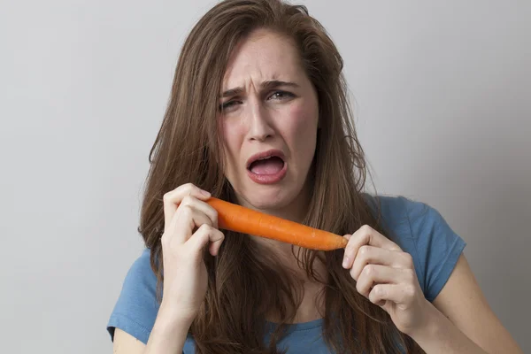 Doente 20s mulher desenvolvendo aversão em comer vegetais crus — Fotografia de Stock