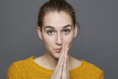 ilham ve çözüm için yansıması düşünceli genç kadın