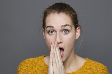 duygularını gizlemek için ellerini birleştiren sersemlemiş genç kadın