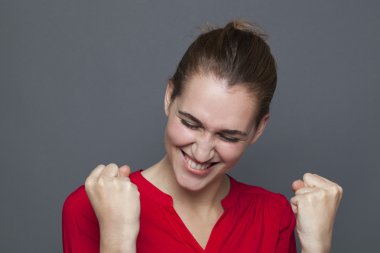 tutkulu genç kadın eğlenceli heyecan ifade etmek için gesturing