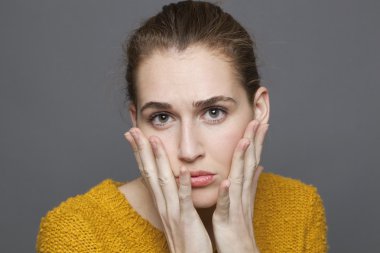 endişeli genç kadın korkmuş görünümlü, karışıklık ve endişe ifade