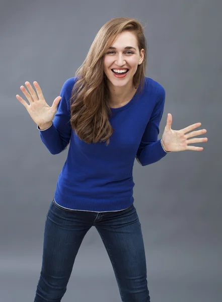 Joven enérgica sonriendo, divirtiéndose jugando con sus manos —  Fotos de Stock