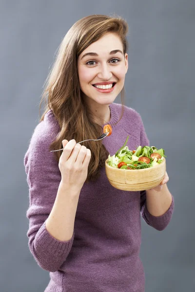 Souriant 20s fille prêt à manger nourriture végétarienne appétissante pour le plaisir d'avoir une alimentation fraîche — Photo